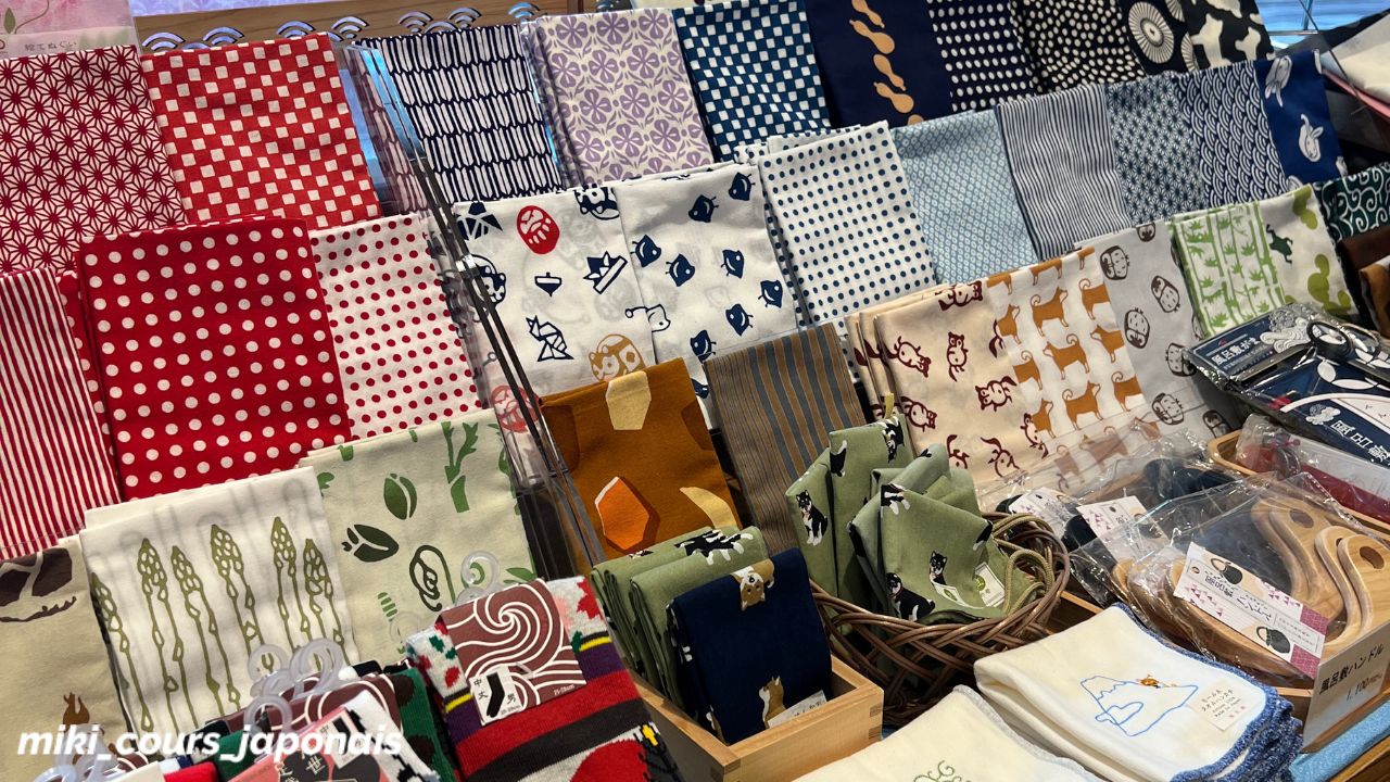 Texte gratuit en japonais niveau A1 A2 B1 sur Le tenugui. Découvrez Le tenugui... Plongez dans l'univers de ce tissu traditionnel japonais aux mille usages ! Du simple essuie-main à l'objet décoratif élégant, le tenugui vous révèle ses secrets à travers un vocabulaire accessible
