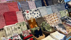 Texte gratuit en japonais niveau A1 A2 B1 sur Le tenugui. Découvrez Le tenugui... Plongez dans l'univers de ce tissu traditionnel japonais aux mille usages ! Du simple essuie-main à l'objet décoratif élégant, le tenugui vous révèle ses secrets à travers un vocabulaire accessible