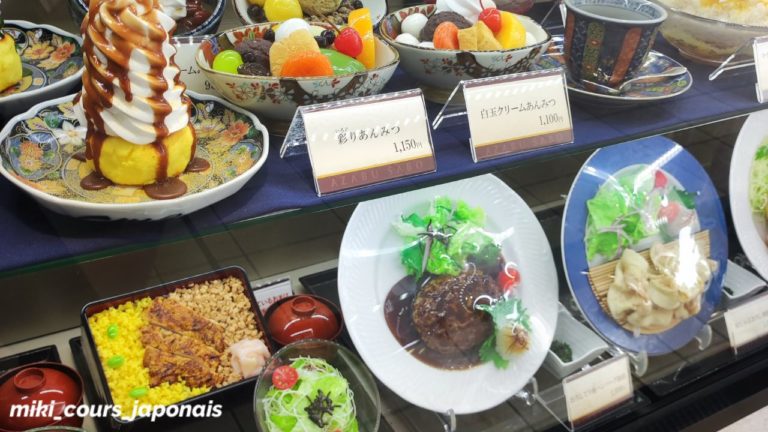vitrine avec des plats qui ne se mangent pas ( l’art des répliques japonaises)