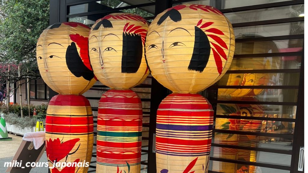 Apprenez le japonais avec l'histoire des poupées Kokeshi.