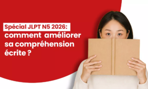 Une femme tenant un livre de japonais, avec le titre « Comment améliorer sa compréhension écrite ?