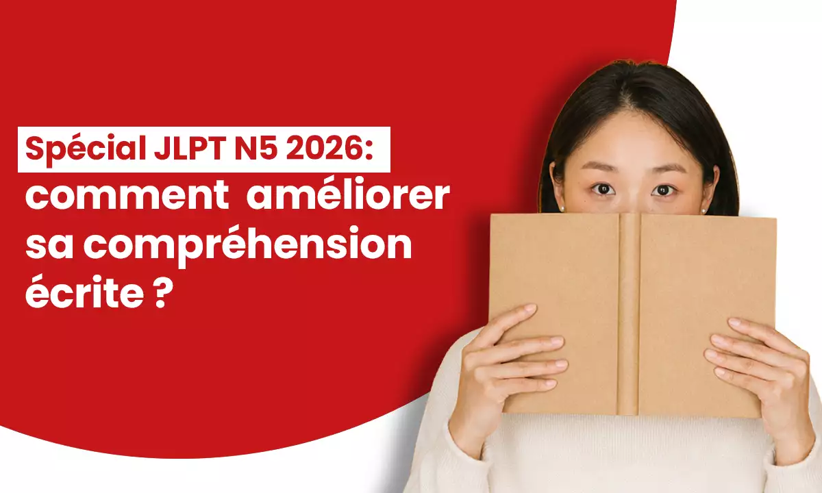 Une femme tenant un livre de japonais, avec le titre « Comment améliorer sa compréhension écrite ?